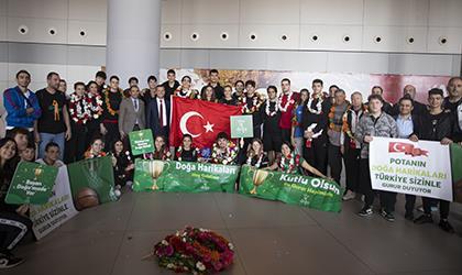 Fanatik - Doğa Koleji basketbol takımları yurda döndü